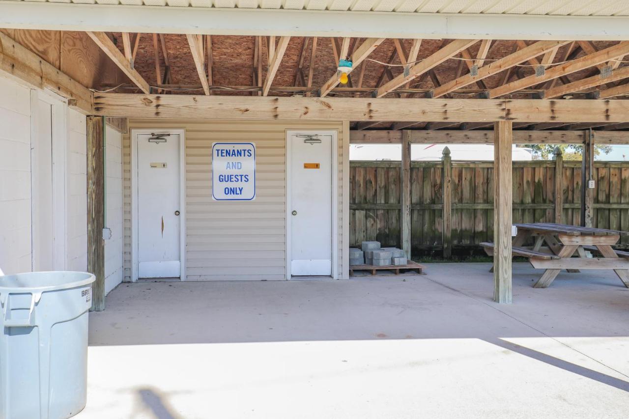Spacious Home With Waterfront View-Welcome Pets Sneads Ferry Extérieur photo